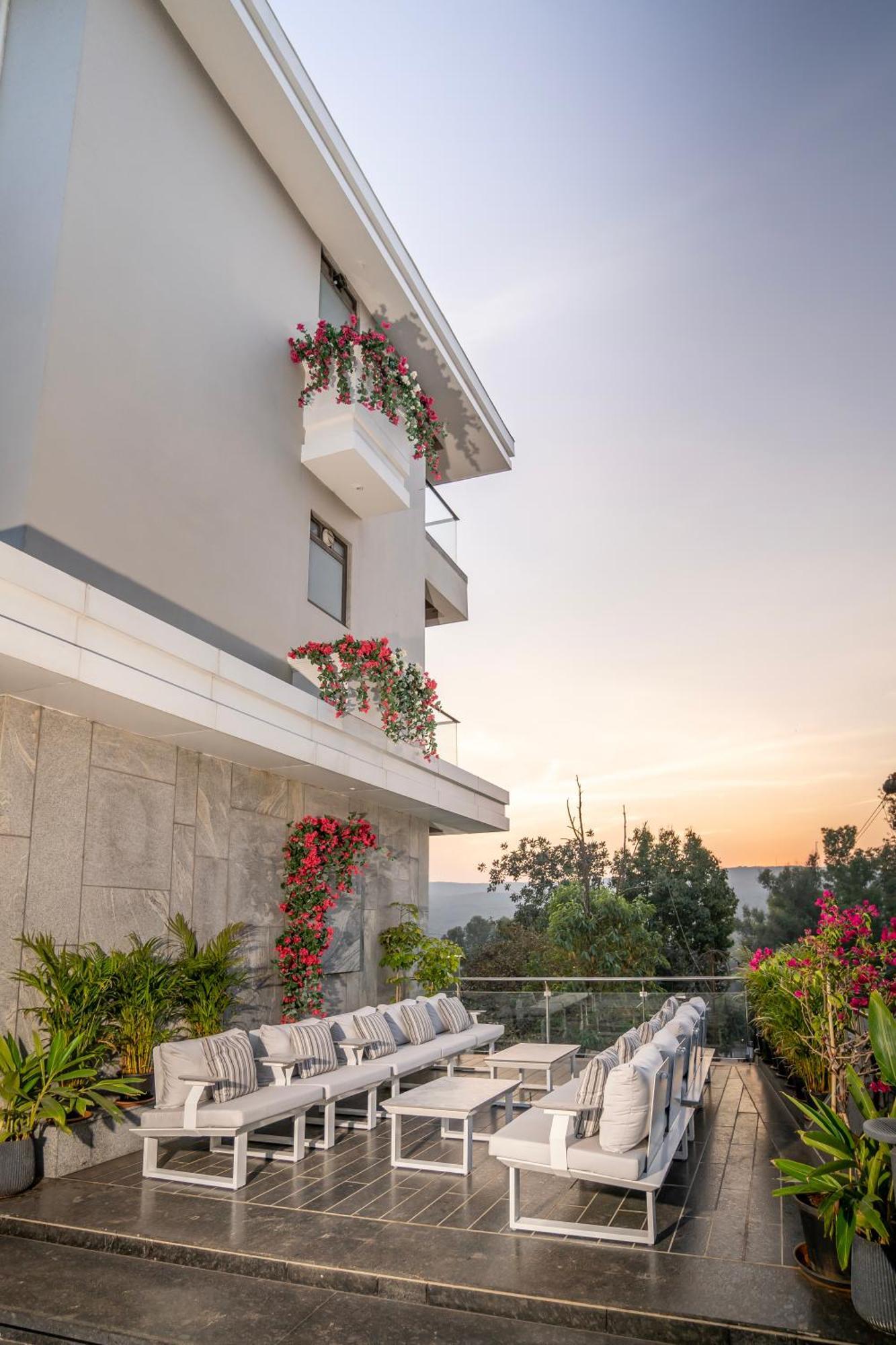 Leela Resort, The Exotic Boutique Hotel - Pure Veg Mahābaleshwar Exteriör bild